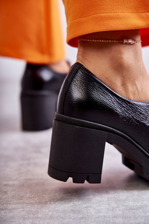 Peau chaussures avec des talons avec des détails dorés couleur noire Lemar Mikeyla