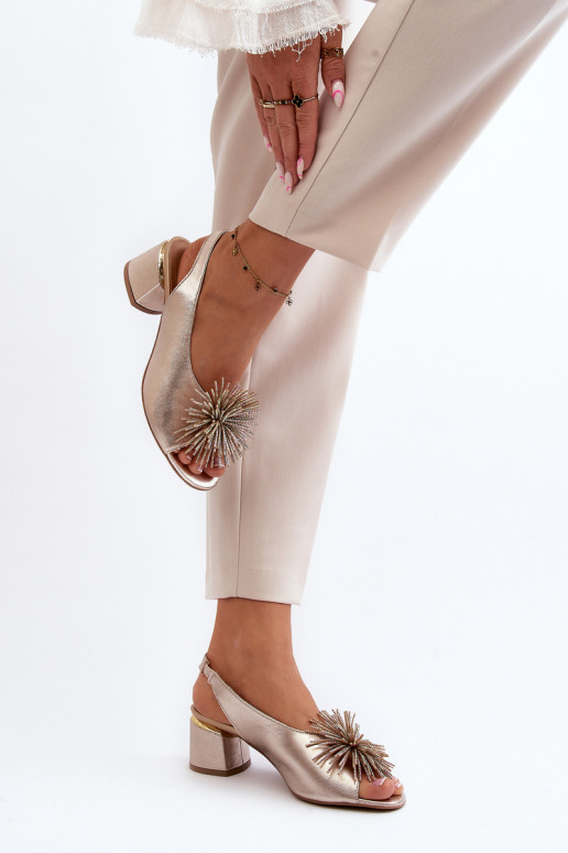 Dames sandalen met ornamenten Laura Messi 2719 gouden kleur Dames sandalen met ornamenten Laura Messi 2719 gouden kleur