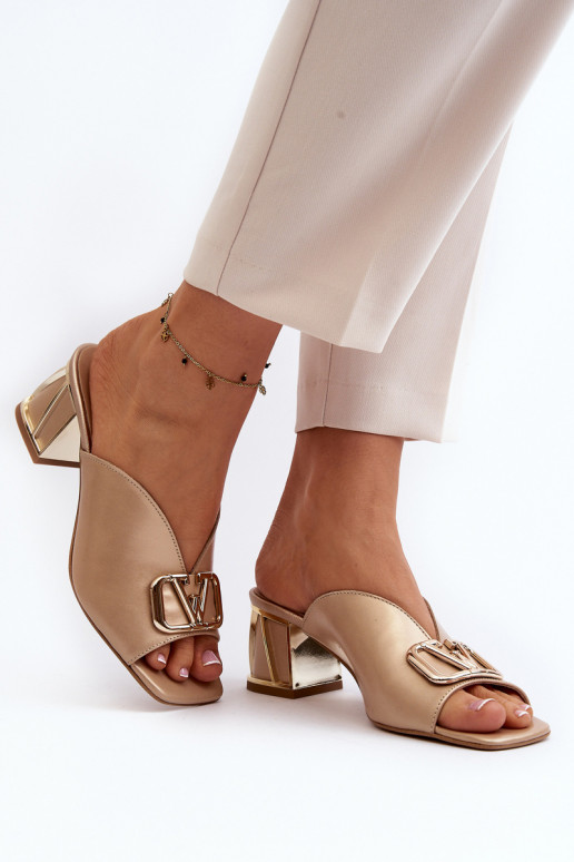 Eleganter Stil Damenhausschuhe mit Absätzen Laura Messi 2771 goldene Farbe Eleganter Stil Damenhausschuhe mit Absätzen Laura Messi 2771 goldene Farbe