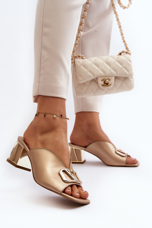 Style élégant Pantoufles pour femmes avec des talons Laura Messi 2771 couleur dorée Style élégant Pantoufles pour femmes avec des talons Laura Messi 2771 couleur dorée