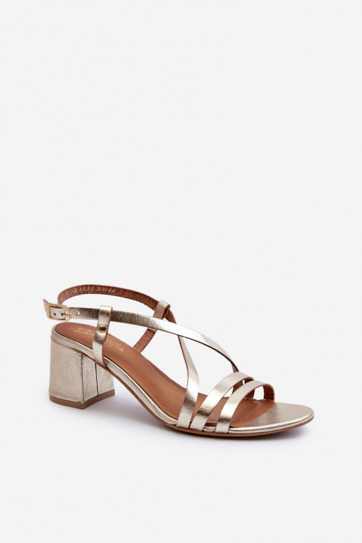 Dames sandalen met lage hakken Het heeftciejka 06653-25 gouden kleur Dames sandalen met lage hakken Het heeftciejka 06653-25 gouden kleur