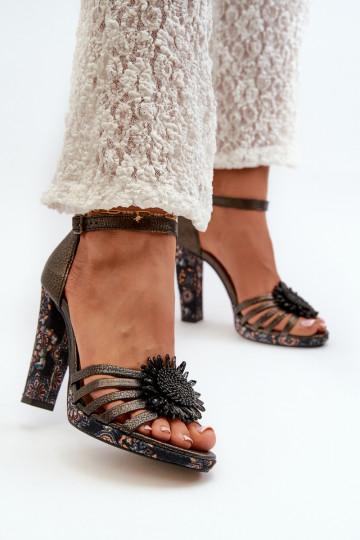 Damen-Sandalen mit hohen Absätzen mit Ornamenten Es mussciejka 06620-20 graue Farbe 2