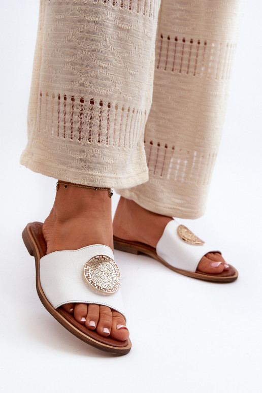 Zazoo 2938 Pantoufles en cuir avec des talons larges avec des ornements couleur blanche Zazoo 2938 Pantoufles en cuir avec des talons larges avec des ornements couleur blanche