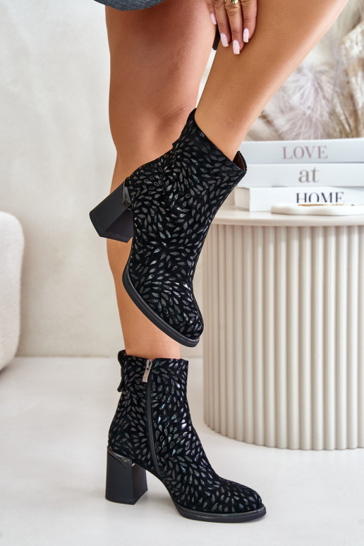 Bottines à talons en daim Avec des décorations Tłoczeniem D&A CR42-192 couleur noire Bottines à talons en daim Avec des décorations Tłoczeniem D&A CR42-192 couleur noire