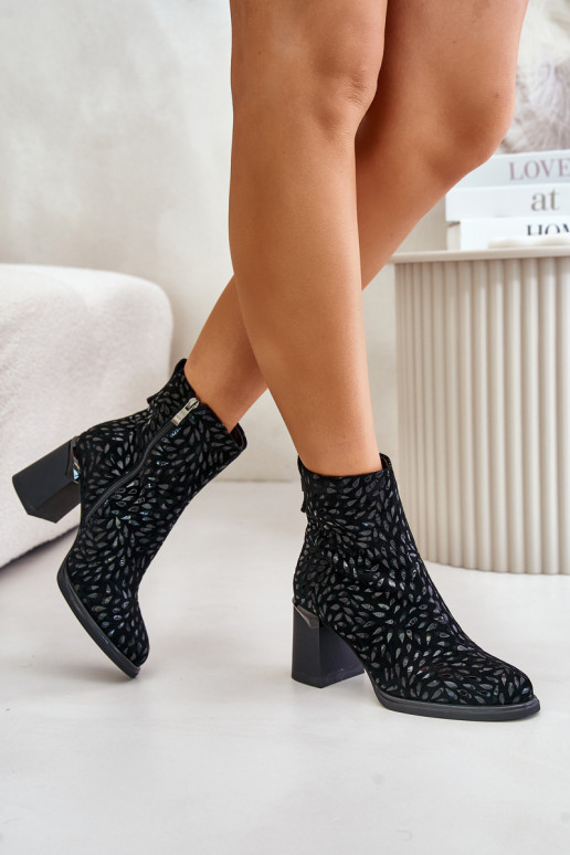 Bottines à talons en daim Avec des décorations Tłoczeniem D&A CR42-192 couleur noire Bottines à talons en daim Avec des décorations Tłoczeniem D&A CR42-192 couleur noire