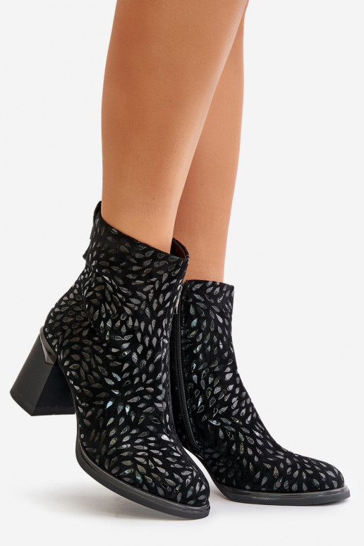 Bottines à talons en daim Avec des décorations Tłoczeniem D&A CR42-192 couleur noire Bottines à talons en daim Avec des décorations Tłoczeniem D&A CR42-192 couleur noire