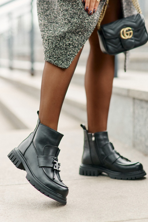 Haut Stiefel mit breiten Absätzen mit Ornamenten sich Zuarm laufen schZuarze Farbe Asperra