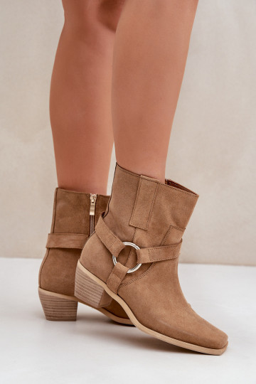 Boots van natuurlijke suede met hakken, in zandkleur