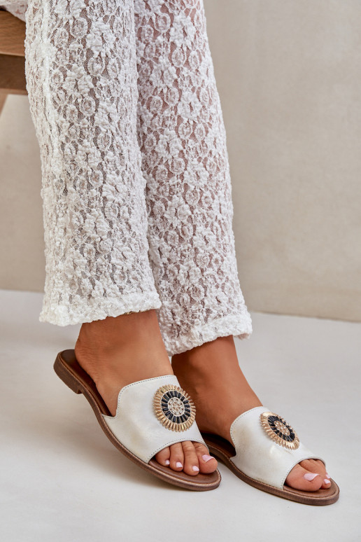 Leren pantoffels met ornamenten met brede hakken LeInski 3047/O gouden kleur Przecierany Leren pantoffels met ornamenten met brede hakken LeInski 3047/O gouden kleur Przecierany