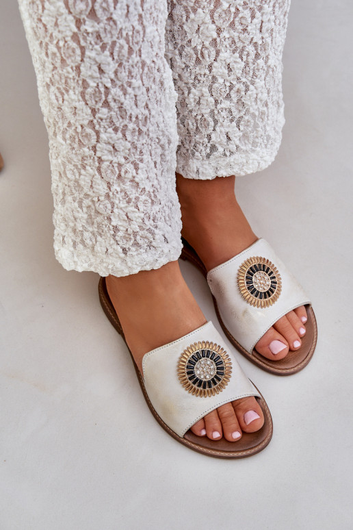 Lederhausschuhe mit Ornamenten mit breiten Absätzen LeZuski 3047/O goldene Farbe Przecierany Lederhausschuhe mit Ornamenten mit breiten Absätzen LeZuski 3047/O goldene Farbe Przecierany