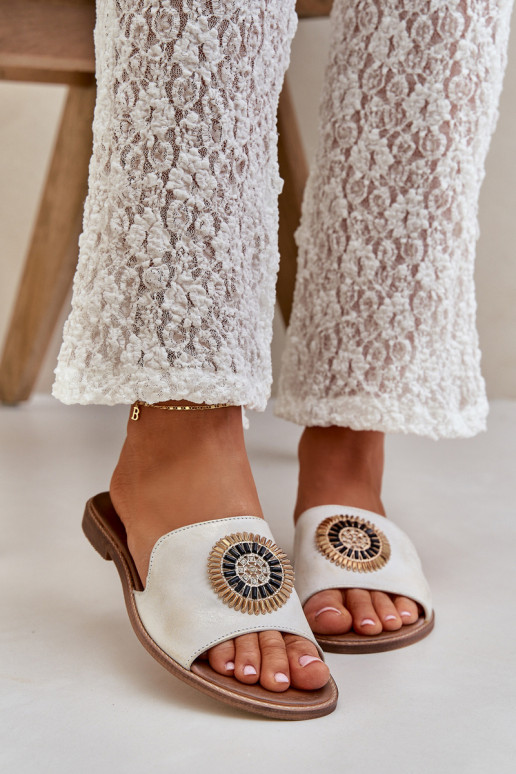 Pantoufles en cuir avec des ornements avec des talons larges LeÀski 3047/O couleur dorée Przecierany Pantoufles en cuir avec des ornements avec des talons larges LeÀski 3047/O couleur dorée Przecierany