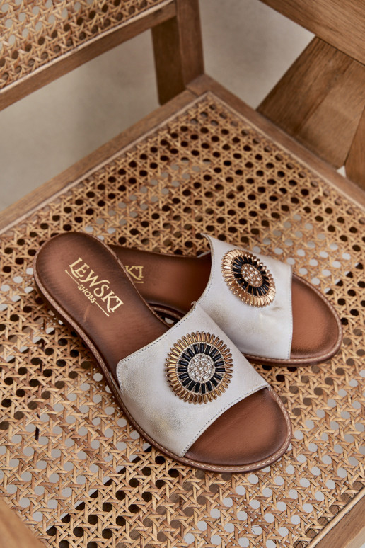 Leren pantoffels met ornamenten met brede hakken LeInski 3047/O gouden kleur Przecierany Leren pantoffels met ornamenten met brede hakken LeInski 3047/O gouden kleur Przecierany