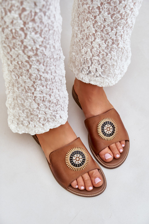 Leren pantoffels met ornamenten met brede hakken LeInski 3047/O bruine kleur Leren pantoffels met ornamenten met brede hakken LeInski 3047/O bruine kleur