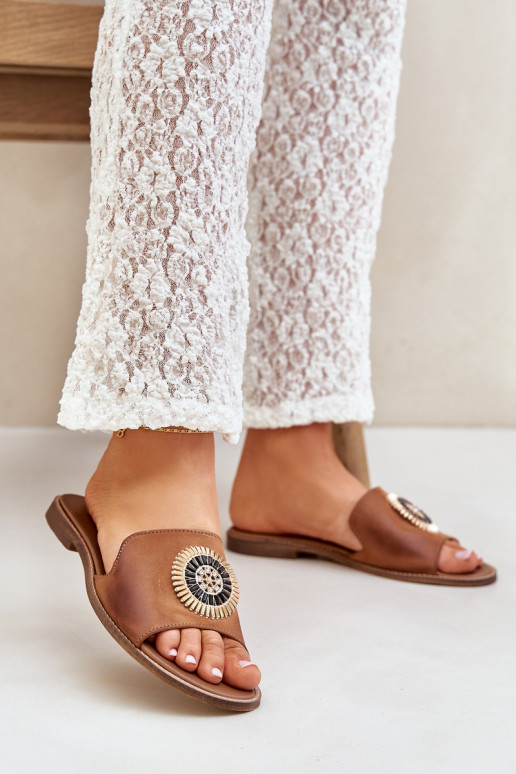 Pantoufles en cuir avec des ornements avec des talons larges LeÀski 3047/O marron Pantoufles en cuir avec des ornements avec des talons larges LeÀski 3047/O marron