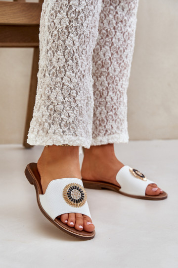 Pantoufles en cuir ornées avec talons larges LeĮskis 3047/O couleur blanche