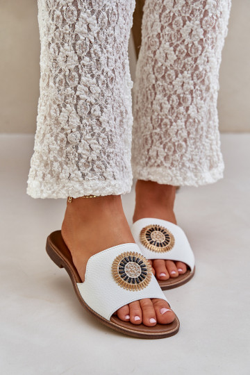 Pantoufles en cuir ornées avec talons larges LeĮskis 3047/O couleur blanche 2