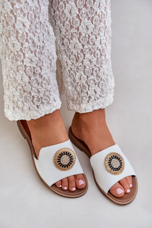 Pantoufles en cuir avec des ornements avec des talons larges LeÀski 3047/O couleur blanche Pantoufles en cuir avec des ornements avec des talons larges LeÀski 3047/O couleur blanche