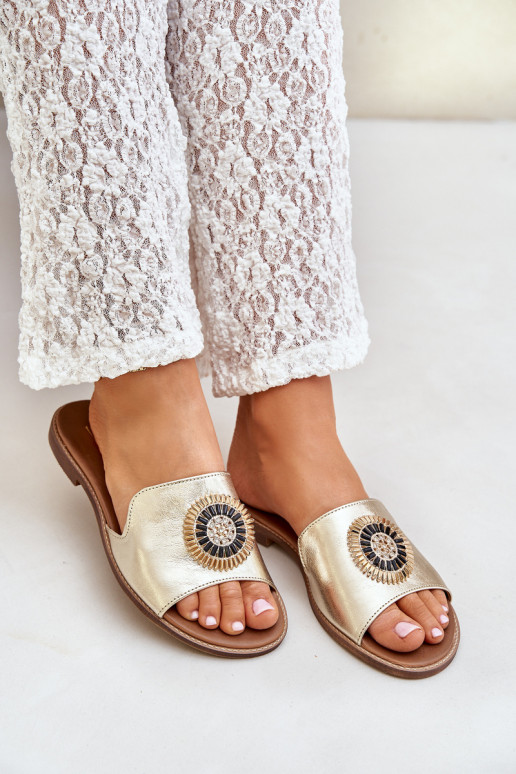 Pantoufles en cuir avec des ornements avec des talons larges Zazoo 3047/O couleur dorée Pantoufles en cuir avec des ornements avec des talons larges Zazoo 3047/O couleur dorée