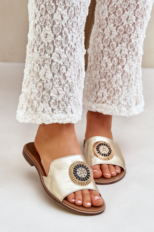 Leren pantoffels met ornamenten met brede hakken Zazoo 3047/O gouden kleur Leren pantoffels met ornamenten met brede hakken Zazoo 3047/O gouden kleur