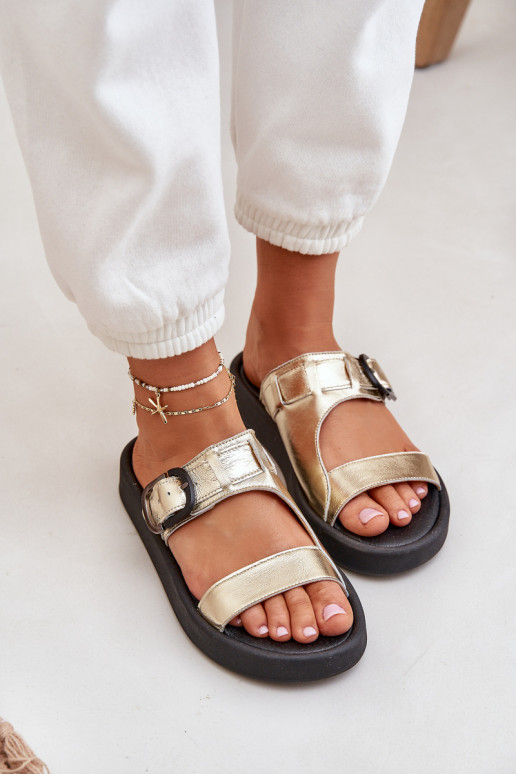 Pantoufles en cuir Féminin avec une plateforme Zazoo 3024 couleur dorée Pantoufles en cuir Féminin avec une plateforme Zazoo 3024 couleur dorée