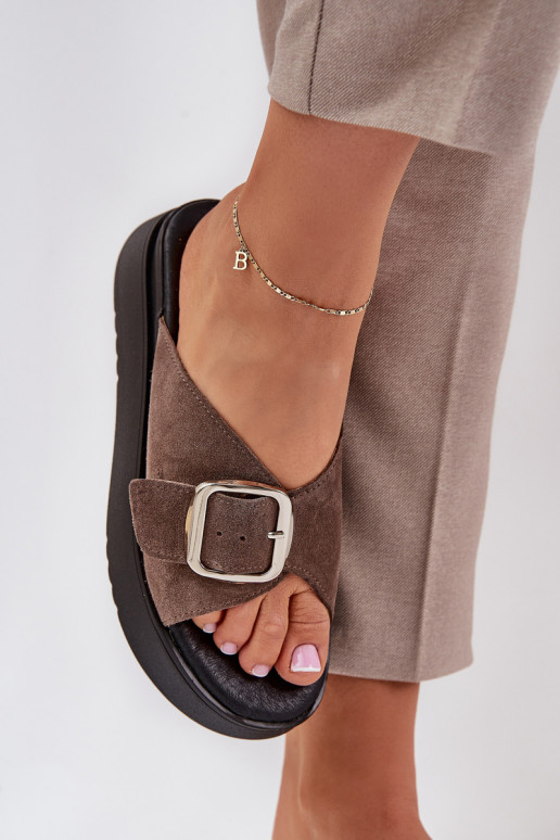 INildleder-Hausschuhe für Damen mit Schnallen mit einer Plattform Zazoo 3019 braune Farbe INildleder-Hausschuhe für Damen mit Schnallen mit einer Plattform Zazoo 3019 braune Farbe