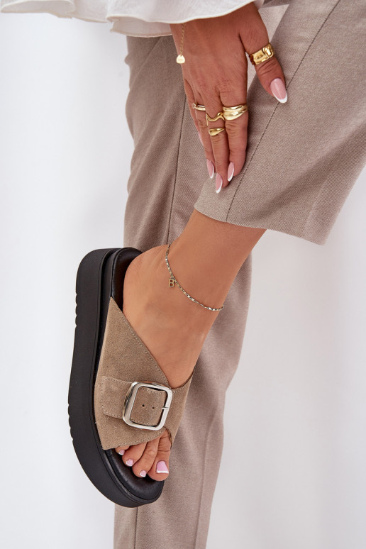 INildleder-Hausschuhe für Damen mit Schnallen mit einer Plattform Zazoo 3019 Beige INildleder-Hausschuhe für Damen mit Schnallen mit einer Plattform Zazoo 3019 Beige