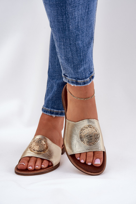 Zazoo 2938 Pantoufles en cuir avec des talons larges avec des ornements couleur dorée Zazoo 2938 Pantoufles en cuir avec des talons larges avec des ornements couleur dorée