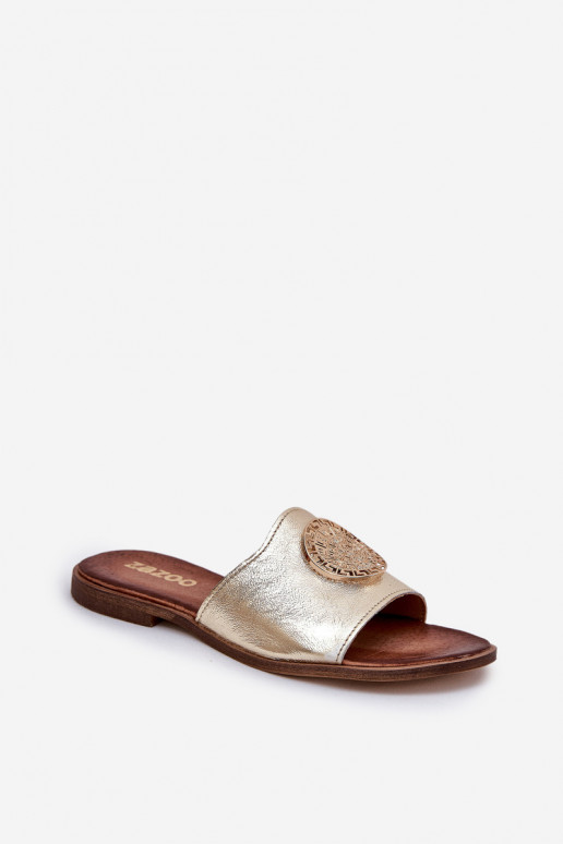 Zazoo 2938 Pantoufles en cuir avec des talons larges avec des ornements couleur dorée Zazoo 2938 Pantoufles en cuir avec des talons larges avec des ornements couleur dorée