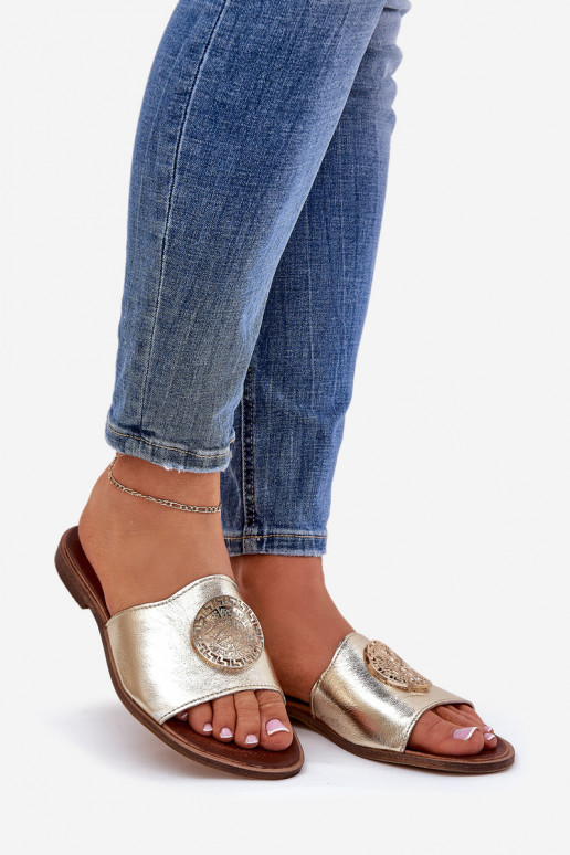 Zazoo 2938 Pantoufles en cuir avec des talons larges avec des ornements couleur dorée Zazoo 2938 Pantoufles en cuir avec des talons larges avec des ornements couleur dorée