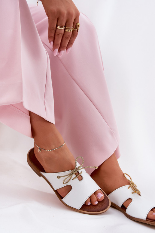 Pantoufles en cuir Féminin avec des talons larges Zazoo 3022 couleur blanche Pantoufles en cuir Féminin avec des talons larges Zazoo 3022 couleur blanche