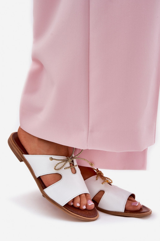 Pantoufles en cuir Féminin avec des talons larges Zazoo 3022 couleur blanche Pantoufles en cuir Féminin avec des talons larges Zazoo 3022 couleur blanche