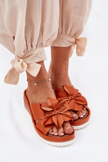 Pantoufles en cuir Féminin Sur un coin Avec des décorations Une fleur Artiker 52C0505 couleur orange