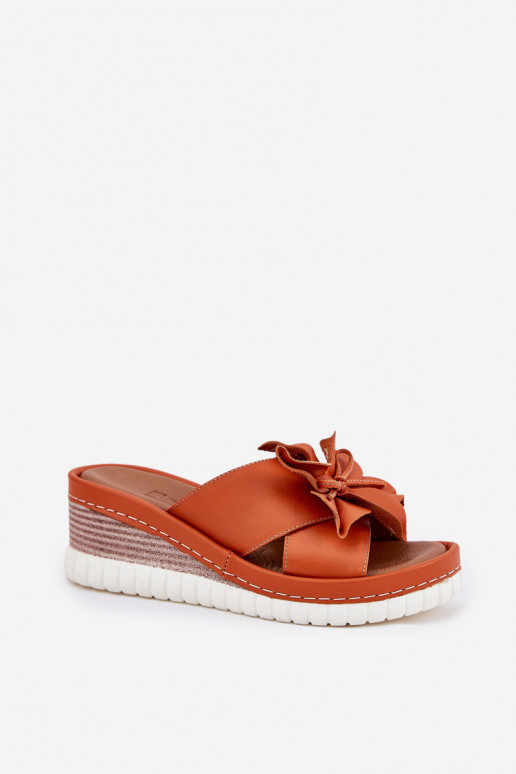Pantoufles en cuir Féminin Sur un coin Avec des décorations Une fleur Artiker 52C0505 couleur orange Pantoufles en cuir Féminin Sur un coin Avec des décorations Une fleur Artiker 52C0505 couleur orange
