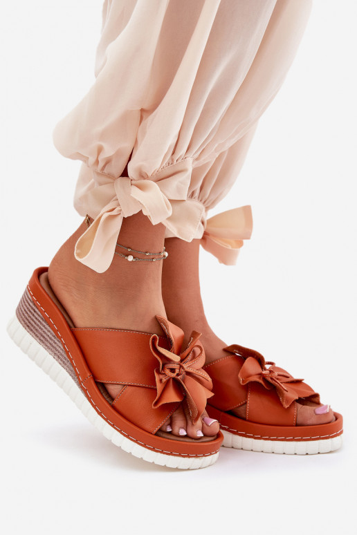 Pantoufles en cuir Féminin Sur un coin Avec des décorations Une fleur Artiker 52C0505 couleur orange Pantoufles en cuir Féminin Sur un coin Avec des décorations Une fleur Artiker 52C0505 couleur orange