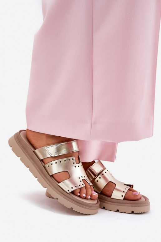 Pantoufles pour femmesActivéturalnej Skóry avec une plateforme Zazoo 40440 couleur dorée