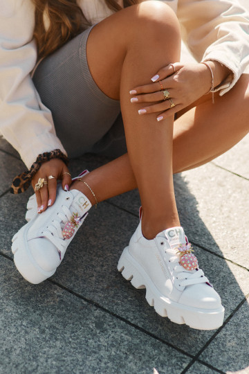 Leren sportschoenen versierd met ananas broche CheBello 4651 witte kleur