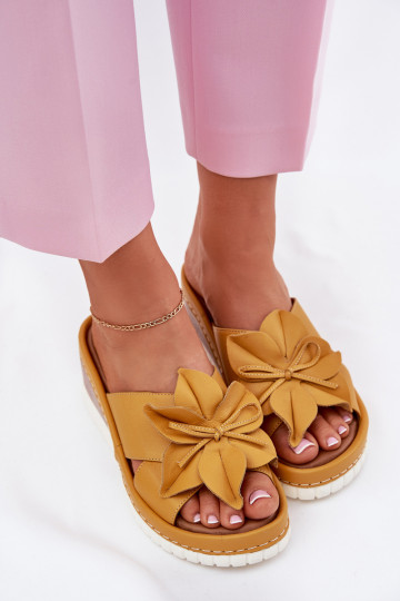 Leren dames slippers op platform met bloemenversiering Artiker 52C0504 gele kleur