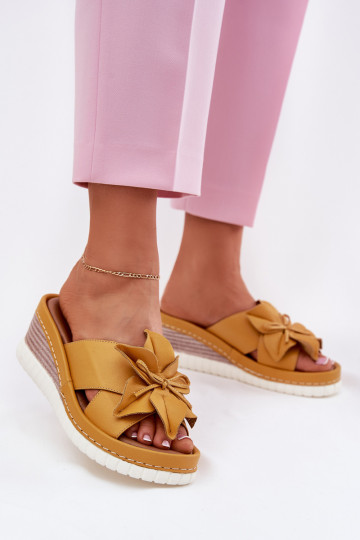 Leren dames slippers op platform met bloemenversiering Artiker 52C0504 gele kleur 2