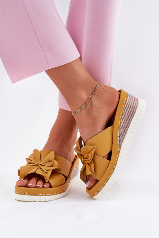 Pantoufles en cuir Féminin Sur un coin Avec des décorations Une fleur Artiker 52C0504 couleur jaune Pantoufles en cuir Féminin Sur un coin Avec des décorations Une fleur Artiker 52C0504 couleur jaune