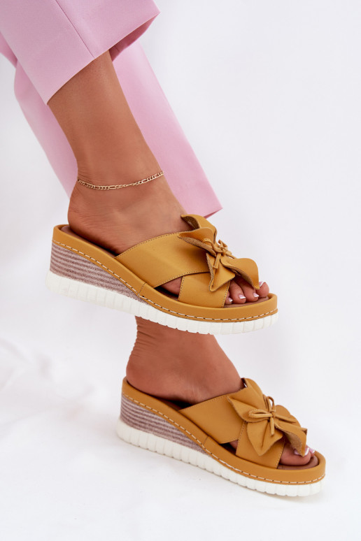 Pantoufles en cuir Féminin Sur un coin Avec des décorations Une fleur Artiker 52C0504 couleur jaune Pantoufles en cuir Féminin Sur un coin Avec des décorations Une fleur Artiker 52C0504 couleur jaune