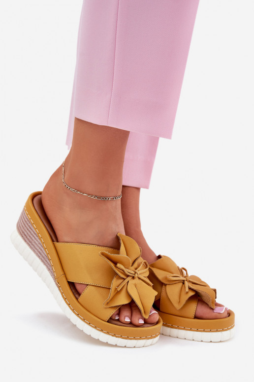 Lederhausschuhe Feminin Auf einem Keil Mit Dekorationen Eine Blume Artiker 52C0504 gelbe Farbe Lederhausschuhe Feminin Auf einem Keil Mit Dekorationen Eine Blume Artiker 52C0504 gelbe Farbe