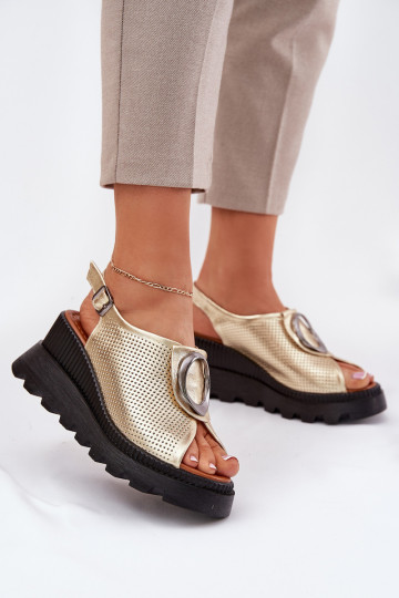 Damensandalen Feminin Auf einem Keil mit Ornamenten Artiker 56C0109 goldene Farbe