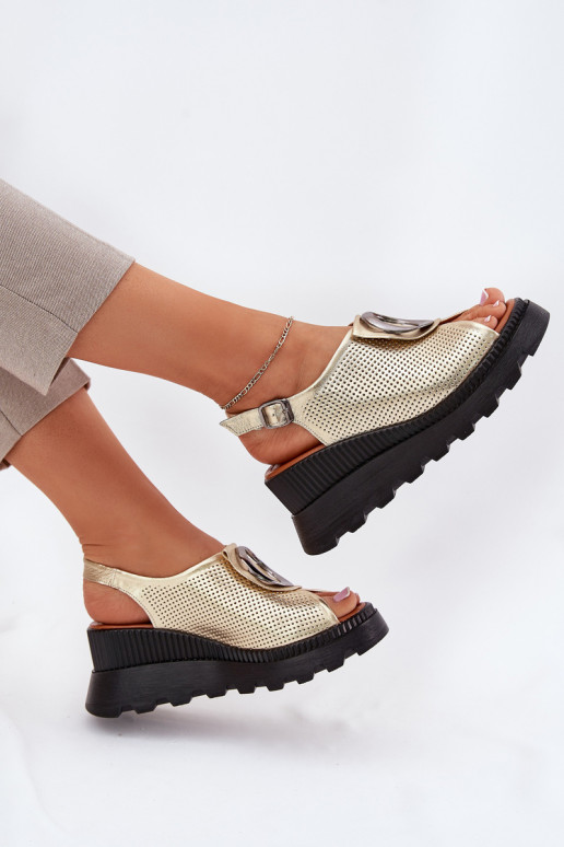 Sandales pour femmes Féminin Sur un coin avec des ornements Artiker 56C0109 couleur dorée Sandales pour femmes Féminin Sur un coin avec des ornements Artiker 56C0109 couleur dorée