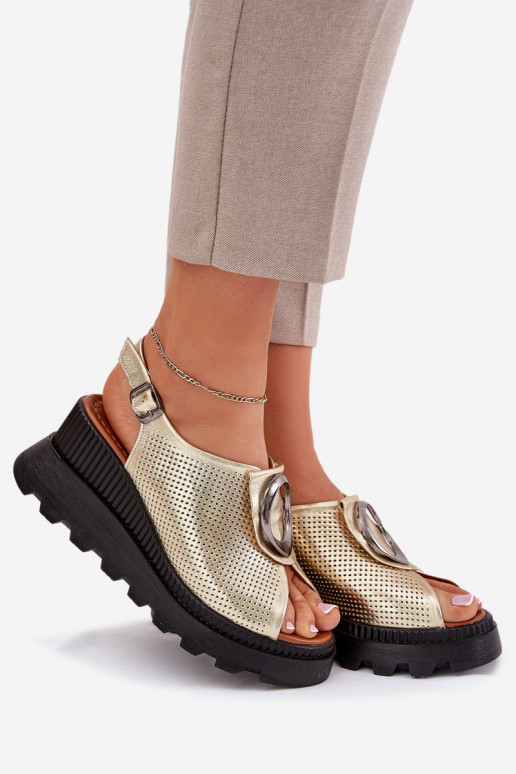 Damensandalen Feminin Auf einem Keil mit Ornamenten Artiker 56C0109 goldene Farbe Damensandalen Feminin Auf einem Keil mit Ornamenten Artiker 56C0109 goldene Farbe