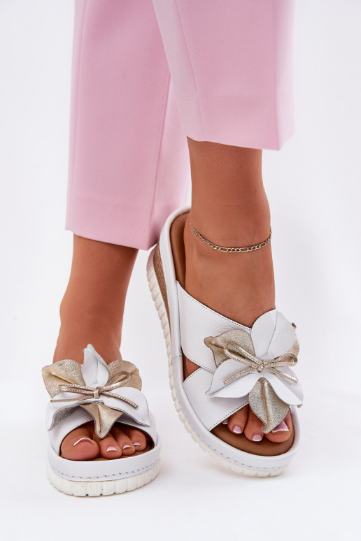 Pantoufles en cuir Féminin Sur un coin Avec des décorations Une fleur Artiker 52C0537 couleur blanche Pantoufles en cuir Féminin Sur un coin Avec des décorations Une fleur Artiker 52C0537 couleur blanche
