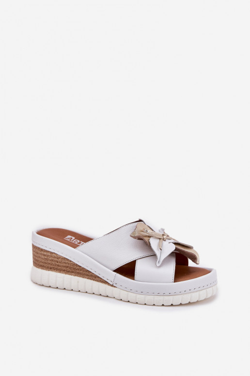 Pantoufles en cuir Féminin Sur un coin Avec des décorations Une fleur Artiker 52C0537 couleur blanche Pantoufles en cuir Féminin Sur un coin Avec des décorations Une fleur Artiker 52C0537 couleur blanche