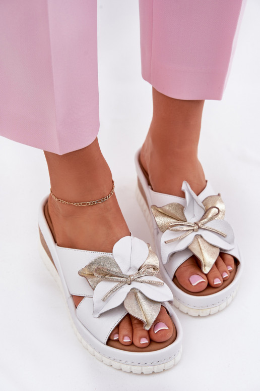 Pantoufles en cuir Féminin Sur un coin Avec des décorations Une fleur Artiker 52C0537 couleur blanche Pantoufles en cuir Féminin Sur un coin Avec des décorations Une fleur Artiker 52C0537 couleur blanche