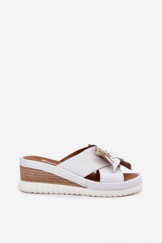Pantoufles en cuir Féminin Sur un coin Avec des décorations Une fleur Artiker 52C0537 couleur blanche Pantoufles en cuir Féminin Sur un coin Avec des décorations Une fleur Artiker 52C0537 couleur blanche
