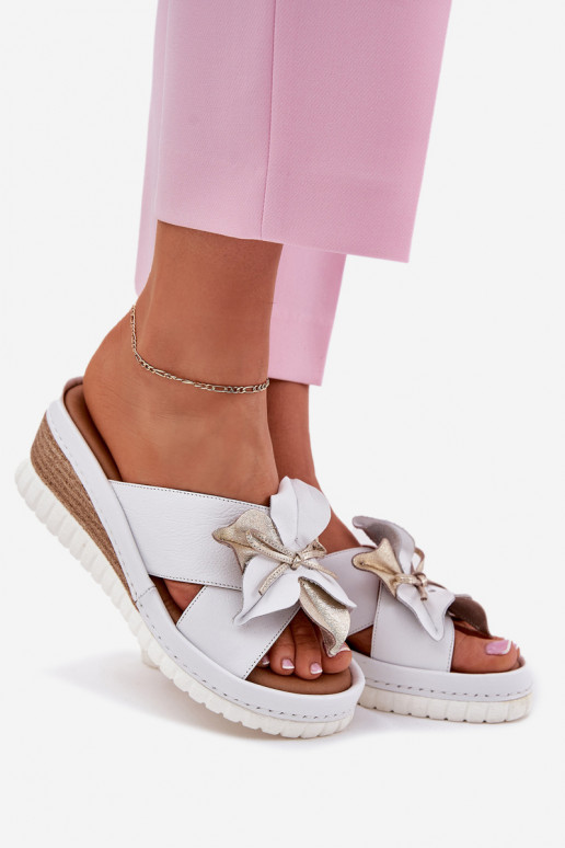 Pantoufles en cuir Féminin Sur un coin Avec des décorations Une fleur Artiker 52C0537 couleur blanche Pantoufles en cuir Féminin Sur un coin Avec des décorations Une fleur Artiker 52C0537 couleur blanche