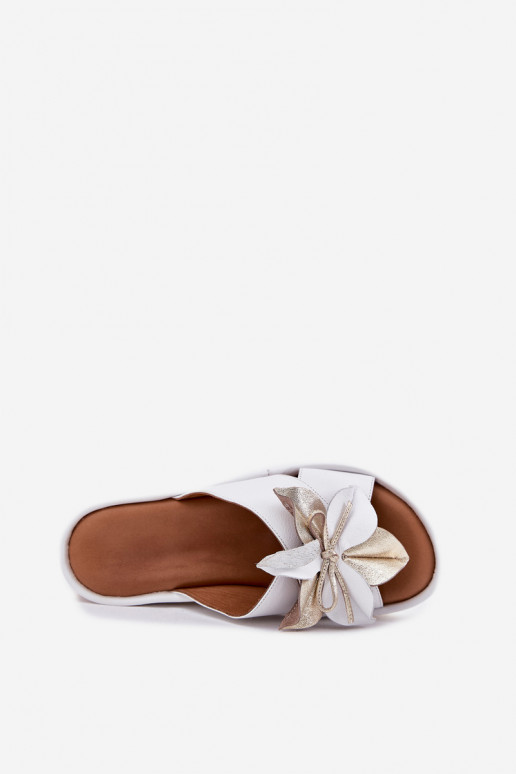 Pantoufles en cuir Féminin Sur un coin Avec des décorations Une fleur Artiker 52C0537 couleur blanche Pantoufles en cuir Féminin Sur un coin Avec des décorations Une fleur Artiker 52C0537 couleur blanche